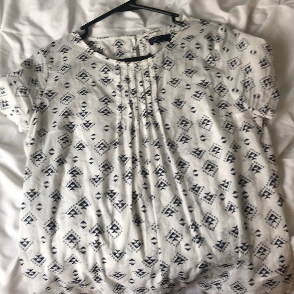 GAP short sleeve b&w shirt